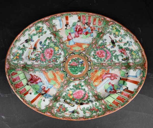 Servizio da sei in porcellana Famiglia Rosa con decori floreali e scene di vita comune entro riserve, Canto, Cina, Dinastia Qing, XIX secolo  - Asta Fine Chinese Works of Art - Associazione Nazionale - Case d'Asta italiane