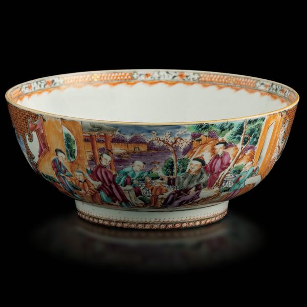 Bowl in porcellana con raffigurazioni di vita comune entro riserve sagomate e decori floreali, Cina, Dinastia Qing, epoca Qianlong (1736-1796)  - Asta Fine Chinese Works of Art - Associazione Nazionale - Case d'Asta italiane