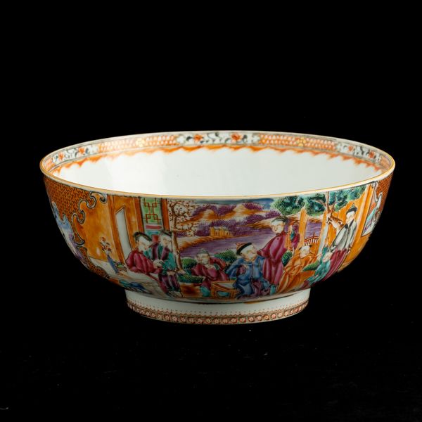 Bowl in porcellana con raffigurazioni di vita comune entro riserve sagomate e decori floreali, Cina, Dinastia Qing, epoca Qianlong (1736-1796)  - Asta Fine Chinese Works of Art - Associazione Nazionale - Case d'Asta italiane