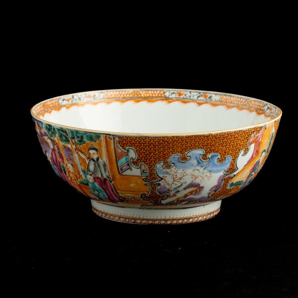 Bowl in porcellana con raffigurazioni di vita comune entro riserve sagomate e decori floreali, Cina, Dinastia Qing, epoca Qianlong (1736-1796)  - Asta Fine Chinese Works of Art - Associazione Nazionale - Case d'Asta italiane