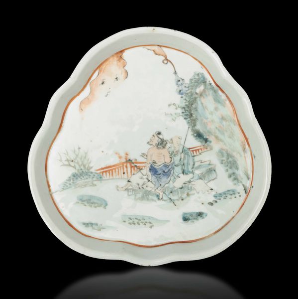 Piatto sagomato in porcellana raffigurante saggio entro paesaggio, Cina, Dinastia Qing, epoca Qianlong (1736-1796)  - Asta Fine Chinese Works of Art - Associazione Nazionale - Case d'Asta italiane