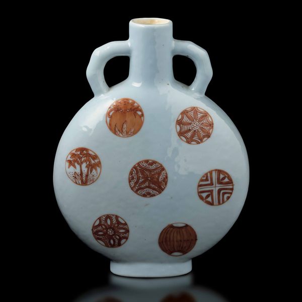 Piccola moonflask in porcellana con decori brocade flowers sui toni dellarancio, Cina, Repubblica, XX secolo  - Asta Fine Chinese Works of Art - Associazione Nazionale - Case d'Asta italiane