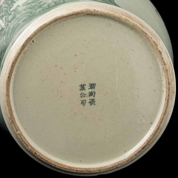 Vaso in porcellana con raffigurazione di paesaggio nei toni del verde sotto smalto, Liling, Cina, Dinastia Qing, XIX secolo  - Asta Fine Chinese Works of Art - Associazione Nazionale - Case d'Asta italiane