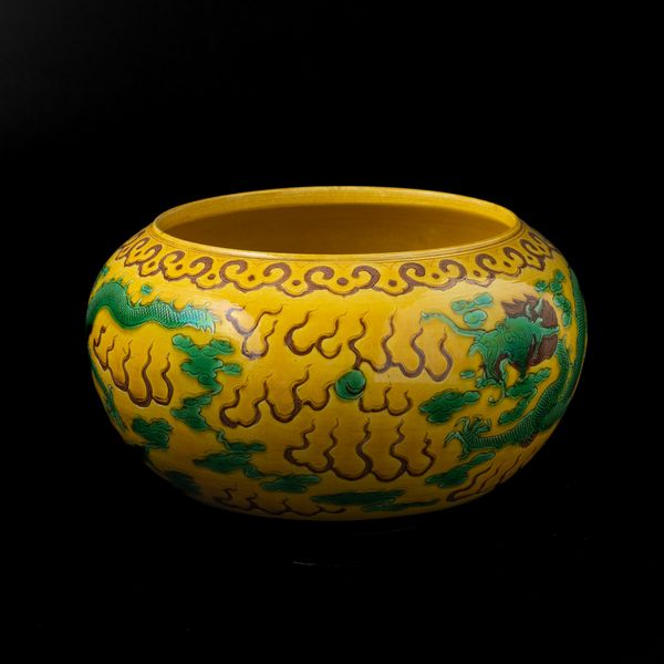 Vaso globulare in porcellana a smalti Sancai con decoro di draghi tra le nuvole, Cina, Dinastia Qing, XIX secolo  - Asta Fine Chinese Works of Art - Associazione Nazionale - Case d'Asta italiane