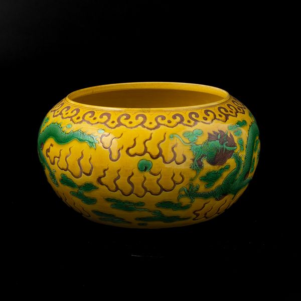 Vaso globulare in porcellana a smalti Sancai con decoro di draghi tra le nuvole, Cina, Dinastia Qing, XIX secolo  - Asta Fine Chinese Works of Art - Associazione Nazionale - Case d'Asta italiane