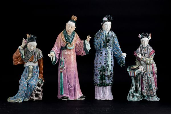 Quattro figure in porcellana raffiguranti fanciulle e saggio, Cina, Dinastia Qing, XIX secolo  - Asta Fine Chinese Works of Art - Associazione Nazionale - Case d'Asta italiane