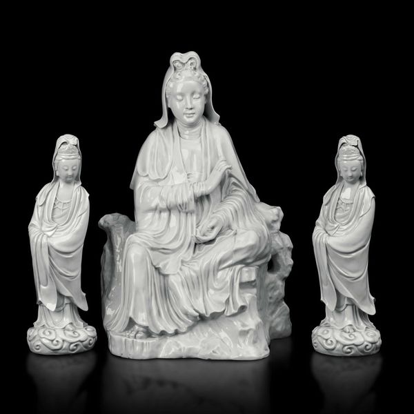 Lotto composto da tre figure di Guanyin in porcellana Blanc de Chine, Cina, Dinastia Qing, XIX secolo  - Asta Fine Chinese Works of Art - Associazione Nazionale - Case d'Asta italiane