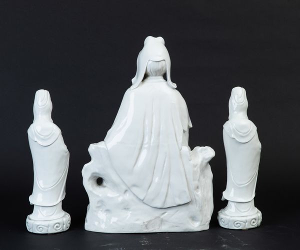 Lotto composto da tre figure di Guanyin in porcellana Blanc de Chine, Cina, Dinastia Qing, XIX secolo  - Asta Fine Chinese Works of Art - Associazione Nazionale - Case d'Asta italiane