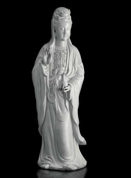 Grande figura di Guanyin in porcellana Blanc de Chine, Cina, Dinastia Qing, epoca Jiaqing (1796-1820)  - Asta Fine Chinese Works of Art - Associazione Nazionale - Case d'Asta italiane