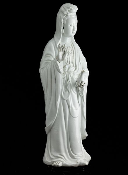 Grande figura di Guanyin in porcellana Blanc de Chine, Cina, Dinastia Qing, epoca Jiaqing (1796-1820)  - Asta Fine Chinese Works of Art - Associazione Nazionale - Case d'Asta italiane