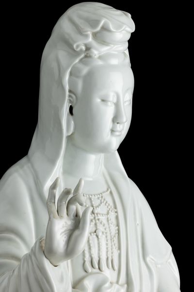 Grande figura di Guanyin in porcellana Blanc de Chine, Cina, Dinastia Qing, epoca Jiaqing (1796-1820)  - Asta Fine Chinese Works of Art - Associazione Nazionale - Case d'Asta italiane