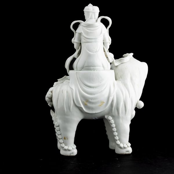 Figura di Guaniyn assisa su drago in porcellana Blanc de Chine, Cina, Dinastia Qing, XIX secolo  - Asta Fine Chinese Works of Art - Associazione Nazionale - Case d'Asta italiane