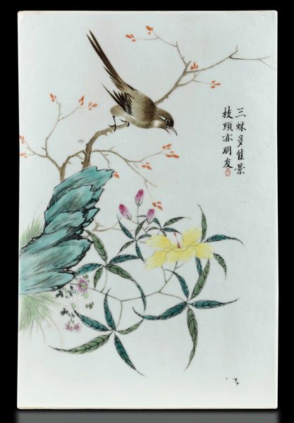 Placca in porcellana raffigurante uccellino tra i rami, fiori e iscrizione, Cina, Dinastia Qing, fine XIX secolo  - Asta Fine Chinese Works of Art - Associazione Nazionale - Case d'Asta italiane