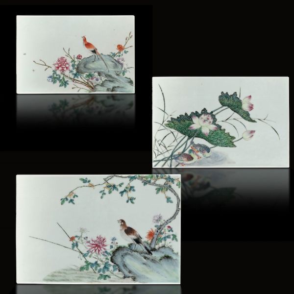 Tre placche in porcellana raffiguranti soggetti naturalistici con fiori e uccellini, Cina, Dinastia Qing, XIX secolo  - Asta Fine Chinese Works of Art - Associazione Nazionale - Case d'Asta italiane