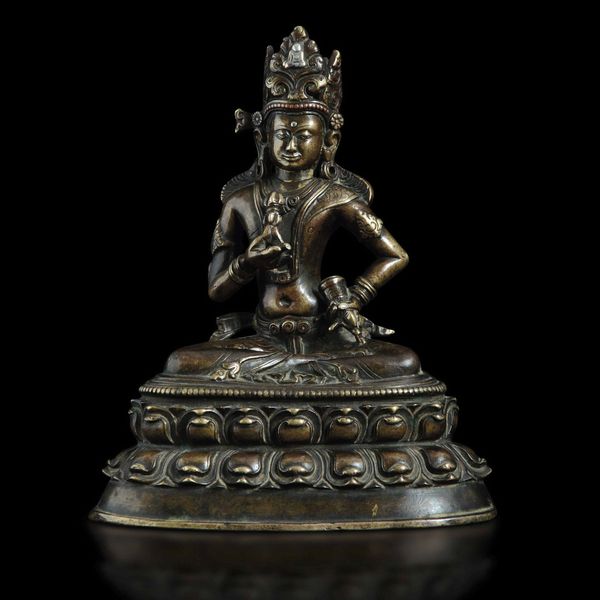 Importante e rara figura di Vajrasattva seduto su doppio fiore di loto in repouss e argento, Tibet, XII-XIII secolo  - Asta Fine Chinese Works of Art - Associazione Nazionale - Case d'Asta italiane