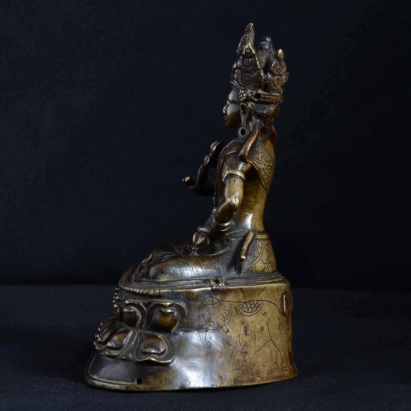 Importante e rara figura di Vajrasattva seduto su doppio fiore di loto in repouss e argento, Tibet, XII-XIII secolo  - Asta Fine Chinese Works of Art - Associazione Nazionale - Case d'Asta italiane