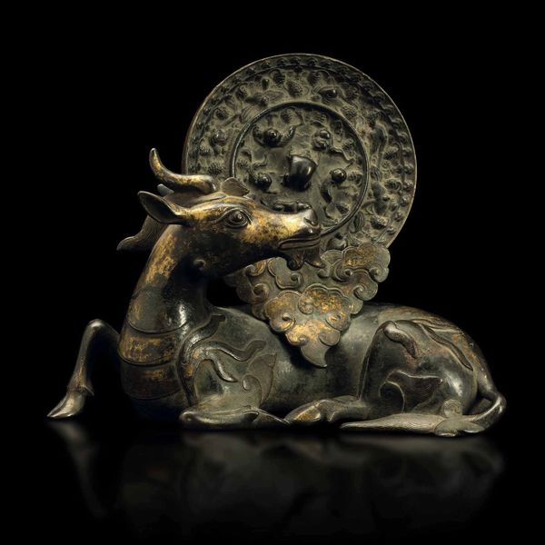 Portaspecchio in bronzo parzialmente dorato a forma di bufalo e placca da specchio con decori a rilievo, Cina, Dinastia Tang (618-906)/Dinastia Ming (XVII secolo)  - Asta Fine Chinese Works of Art - Associazione Nazionale - Case d'Asta italiane