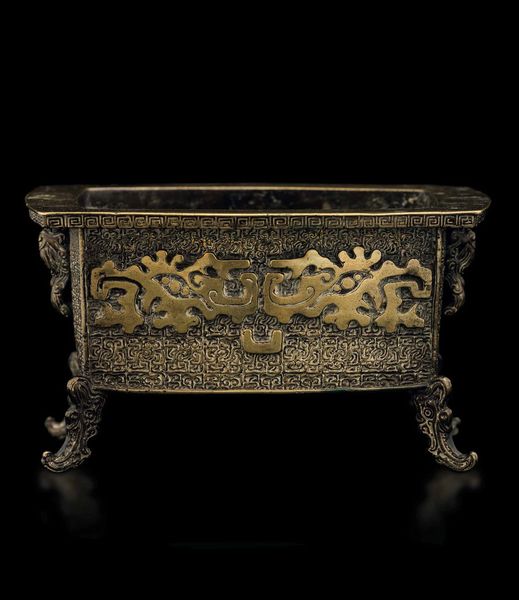 Incensiere in bronzo con decori a maschere Taotie, Cina, Dinastia Qing, XVIII secolo  - Asta Fine Chinese Works of Art - Associazione Nazionale - Case d'Asta italiane