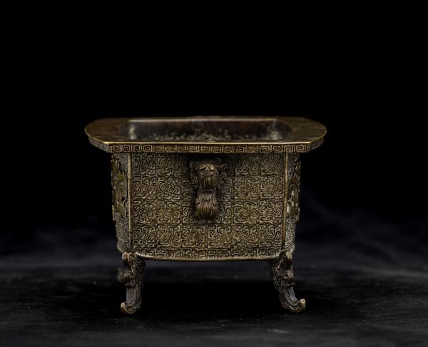 Incensiere in bronzo con decori a maschere Taotie, Cina, Dinastia Qing, XVIII secolo  - Asta Fine Chinese Works of Art - Associazione Nazionale - Case d'Asta italiane