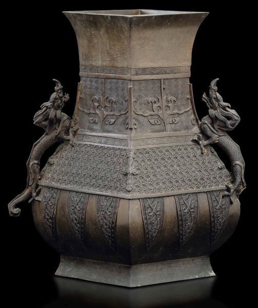 Vaso in bronzo con anse a foggia di draghetto e decori incisi d'ispirazione arcaica, Cina, Dinastia Qing, XVIII secolo  - Asta Fine Chinese Works of Art - Associazione Nazionale - Case d'Asta italiane