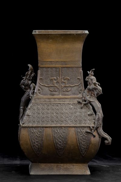 Vaso in bronzo con anse a foggia di draghetto e decori incisi d'ispirazione arcaica, Cina, Dinastia Qing, XVIII secolo  - Asta Fine Chinese Works of Art - Associazione Nazionale - Case d'Asta italiane