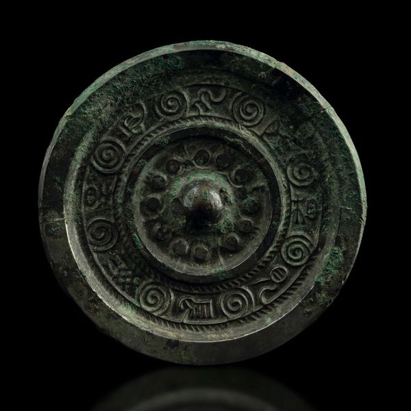 Placca da specchio in bronzo con decori a rilievo d'ispirazione arcaica, Cina, Stati Combattenti (481-221 a.C.)  - Asta Fine Chinese Works of Art - Associazione Nazionale - Case d'Asta italiane