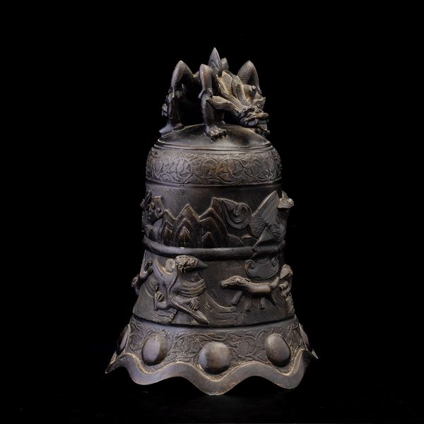 Campana rituale in bronzo con iscrizioni e figure di draghi a rilievo, Cina, Dinastia Qing, epoca Qianlong (1736-1796)  - Asta Fine Chinese Works of Art - Associazione Nazionale - Case d'Asta italiane