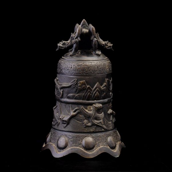 Campana rituale in bronzo con iscrizioni e figure di draghi a rilievo, Cina, Dinastia Qing, epoca Qianlong (1736-1796)  - Asta Fine Chinese Works of Art - Associazione Nazionale - Case d'Asta italiane