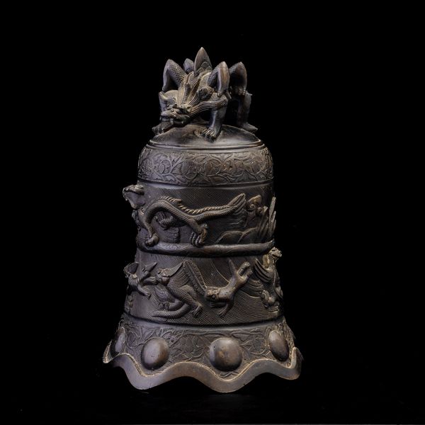 Campana rituale in bronzo con iscrizioni e figure di draghi a rilievo, Cina, Dinastia Qing, epoca Qianlong (1736-1796)  - Asta Fine Chinese Works of Art - Associazione Nazionale - Case d'Asta italiane