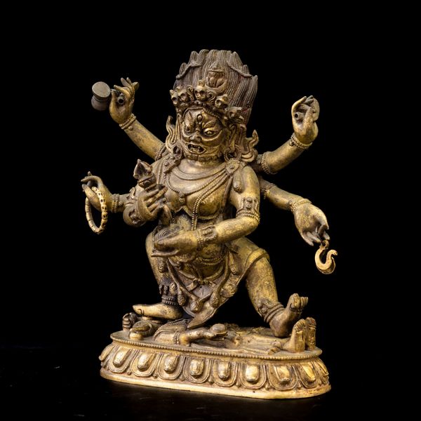 Figura di Mahakala stante su fiore di loto in bronzo dorato con tracce di policromia, Tibet, XVII secolo  - Asta Fine Chinese Works of Art - Associazione Nazionale - Case d'Asta italiane