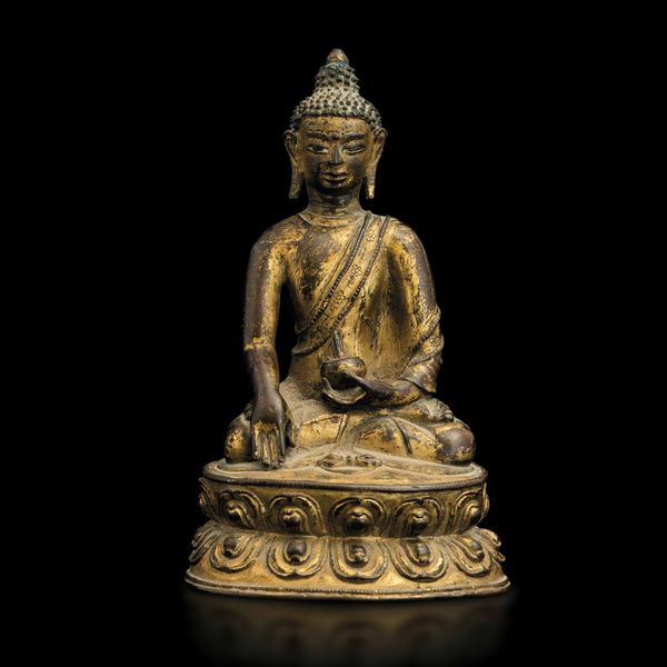 Figura di Buddha Sakyamuni seduto su doppio fiore di loto in bronzo dorato con tracce di policromia, Cina, Dinastia Qing, XVII secolo  - Asta Fine Chinese Works of Art - Associazione Nazionale - Case d'Asta italiane