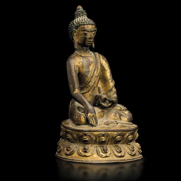 Figura di Buddha Sakyamuni seduto su doppio fiore di loto in bronzo dorato con tracce di policromia, Cina, Dinastia Qing, XVII secolo  - Asta Fine Chinese Works of Art - Associazione Nazionale - Case d'Asta italiane