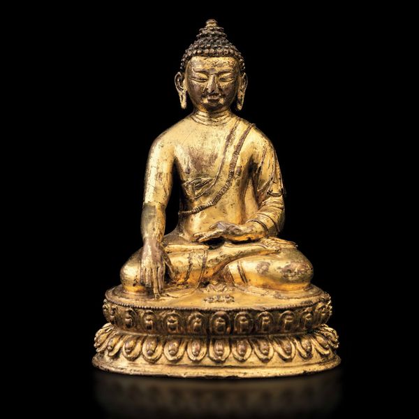 Figura di Buddha Sakyamuni seduto su doppio fiore di loto in rame dorato, Cina, Dinastia Qing, XVII secolo  - Asta Fine Chinese Works of Art - Associazione Nazionale - Case d'Asta italiane