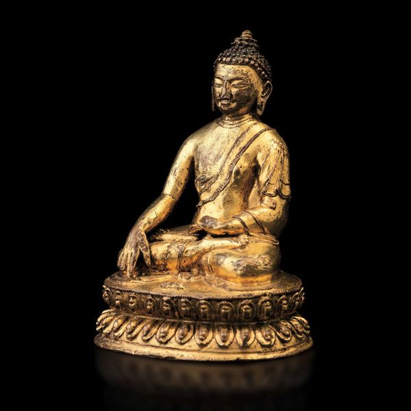 Figura di Buddha Sakyamuni seduto su doppio fiore di loto in rame dorato, Cina, Dinastia Qing, XVII secolo  - Asta Fine Chinese Works of Art - Associazione Nazionale - Case d'Asta italiane