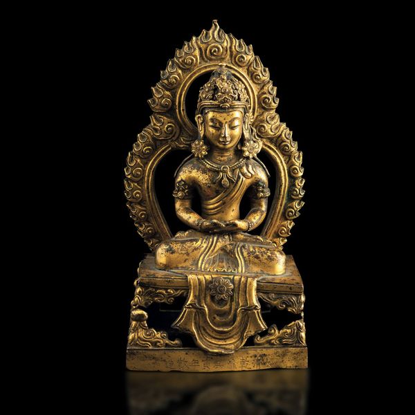 Figura di Buddha Amitayus entro aura in bronzo dorato, Cina, Dinastia Qing, marca e del periodo Qianlong (1736-1796)  - Asta Fine Chinese Works of Art - Associazione Nazionale - Case d'Asta italiane