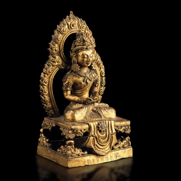 Figura di Buddha Amitayus entro aura in bronzo dorato, Cina, Dinastia Qing, marca e del periodo Qianlong (1736-1796)  - Asta Fine Chinese Works of Art - Associazione Nazionale - Case d'Asta italiane