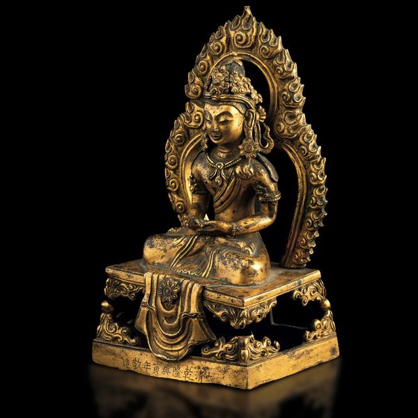 Figura di Buddha Amitayus entro aura in bronzo dorato, Cina, Dinastia Qing, marca e del periodo Qianlong (1736-1796)  - Asta Fine Chinese Works of Art - Associazione Nazionale - Case d'Asta italiane