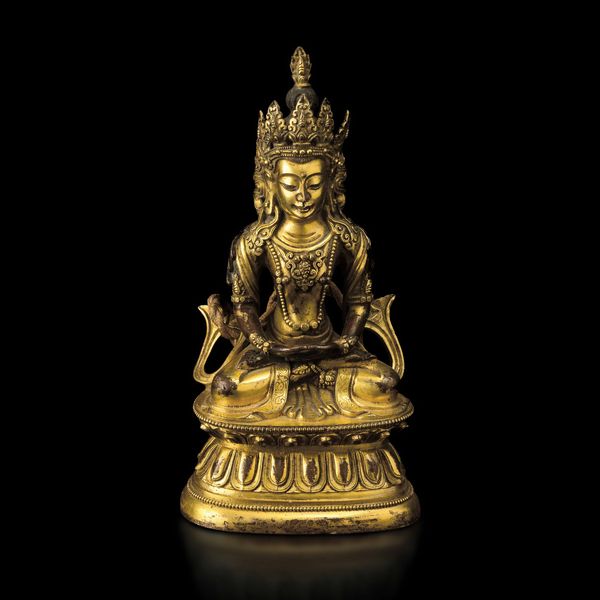 Figura di Buddha Amitayus seduto su doppio fiore di loto in bronzo dorato, Cina, Dinastia Qing, epoca Qianlong (1736-1796)  - Asta Fine Chinese Works of Art - Associazione Nazionale - Case d'Asta italiane