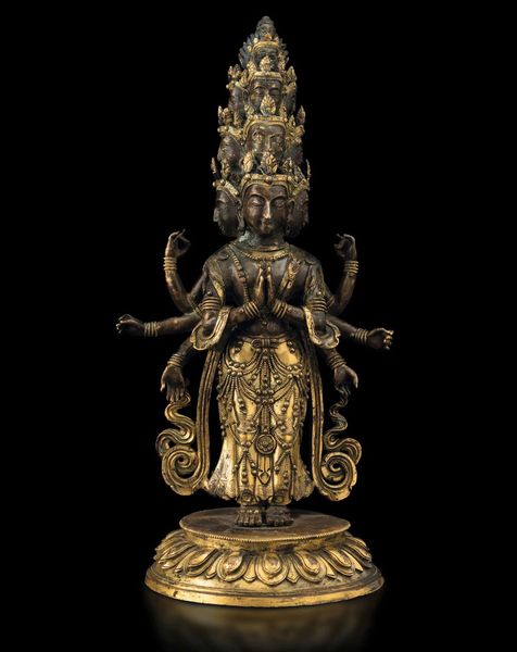 Figura di Ekadasamukha-Avalokitesvara stante su fiore di loto in bronzo parzialmente dorato con tracce di policromia, Cina, Dinastia Qing, XVIII secolo  - Asta Fine Chinese Works of Art - Associazione Nazionale - Case d'Asta italiane