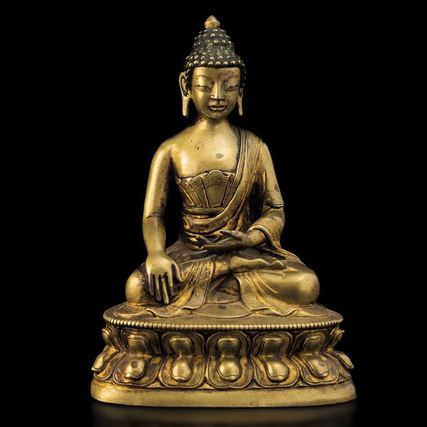 Figura di Buddha Sakyamuni seduto su doppio fiore di loto in bronzo, Tibet, XV secolo  - Asta Fine Chinese Works of Art - Associazione Nazionale - Case d'Asta italiane