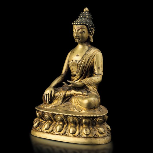 Figura di Buddha Sakyamuni seduto su doppio fiore di loto in bronzo, Tibet, XV secolo  - Asta Fine Chinese Works of Art - Associazione Nazionale - Case d'Asta italiane