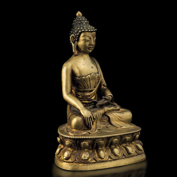 Figura di Buddha Sakyamuni seduto su doppio fiore di loto in bronzo, Tibet, XV secolo  - Asta Fine Chinese Works of Art - Associazione Nazionale - Case d'Asta italiane