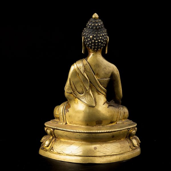 Figura di Buddha Sakyamuni seduto su doppio fiore di loto in bronzo, Tibet, XV secolo  - Asta Fine Chinese Works of Art - Associazione Nazionale - Case d'Asta italiane