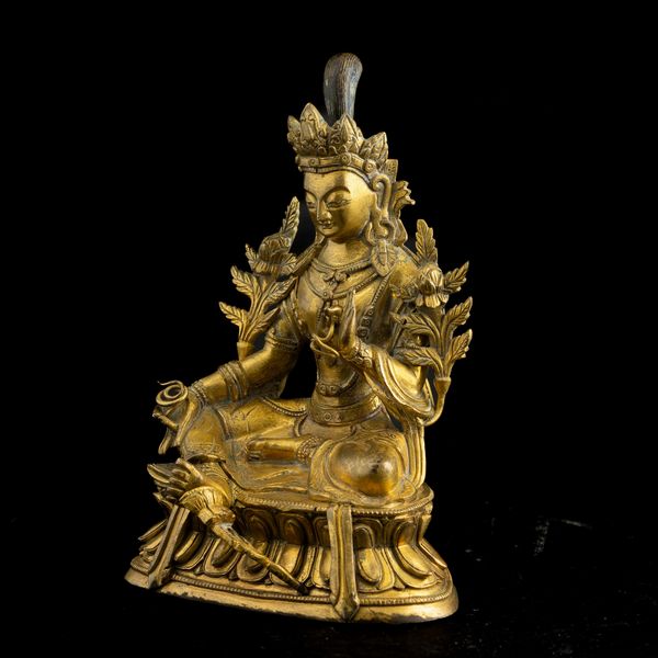 Figura di Buddha seduto su doppio fiore di loto in bronzo dorato con tracce di policromia, Cina, Dinastia Qing, XVIII secolo  - Asta Fine Chinese Works of Art - Associazione Nazionale - Case d'Asta italiane