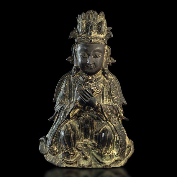 Figura di Guanyin incoronata in bronzo, Cina, Dinastia Ming, XVI secolo  - Asta Fine Chinese Works of Art - Associazione Nazionale - Case d'Asta italiane