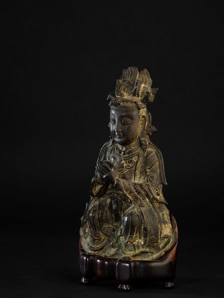 Figura di Guanyin incoronata in bronzo, Cina, Dinastia Ming, XVI secolo  - Asta Fine Chinese Works of Art - Associazione Nazionale - Case d'Asta italiane