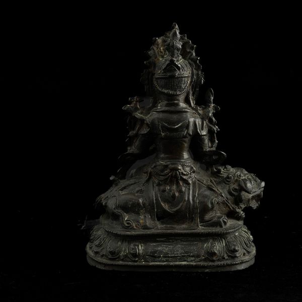 Figura di Buddha assiso su drago in bronzo, Cina, Dinastia Ming, XVII secolo  - Asta Fine Chinese Works of Art - Associazione Nazionale - Case d'Asta italiane