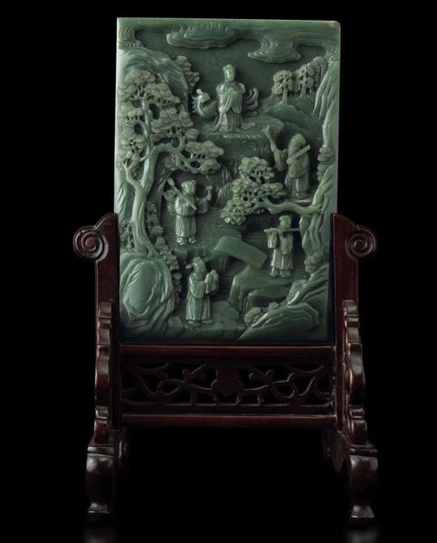 Magnifica placca finemente e profondamente scolpita in giada Celadon raffigurante saggi entro paesaggio, Cina, Dinastia Qing, epoca Kangxi (1662-1722)  - Asta Fine Chinese Works of Art - Associazione Nazionale - Case d'Asta italiane