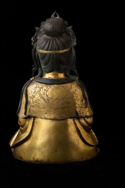 Grande figura di Guanyin incoronata in bronzo parzialmente dorato, Cina, XX secolo  - Asta Fine Chinese Works of Art - Associazione Nazionale - Case d'Asta italiane