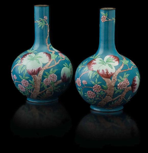 Coppia di vasi a bottiglia in smalto con decoro di pesche su fondo turchese, Cina, Dinastia Qing, XIX secolo  - Asta Fine Chinese Works of Art - Associazione Nazionale - Case d'Asta italiane